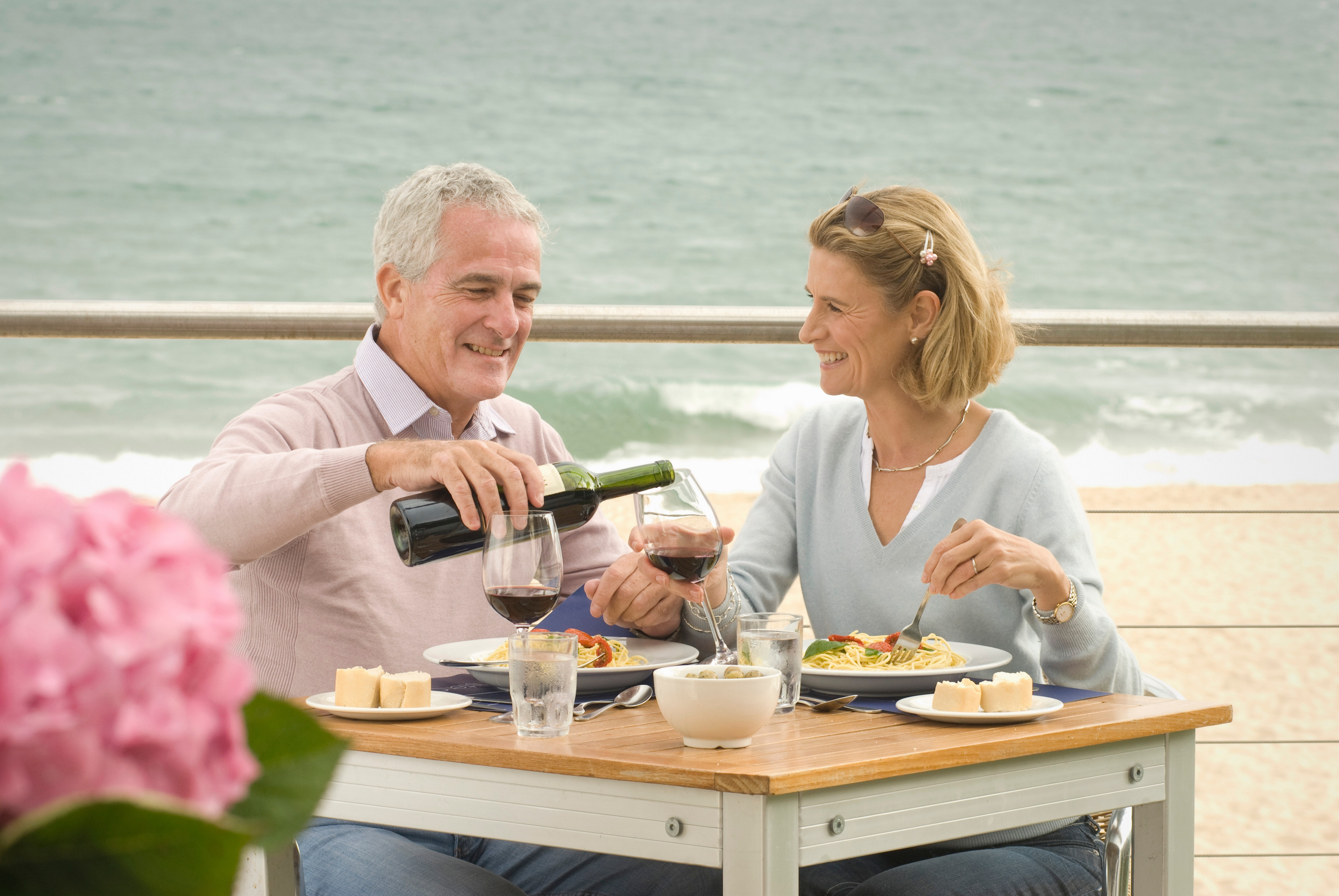 couple-dining-at-seaside-restaurant-2022-03-08-00-23-48-utc